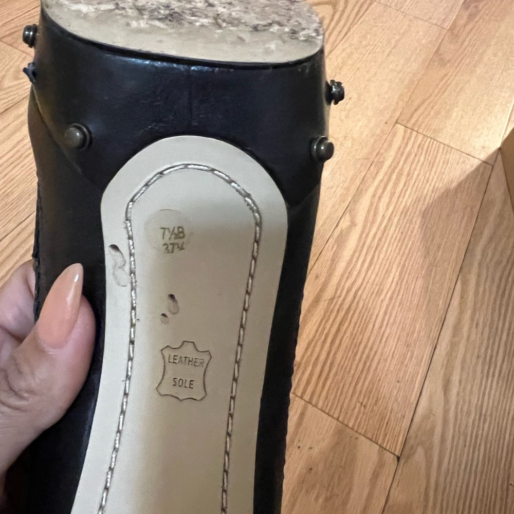 Mint Condition Heels. Tiny Unnoticeable Scratchin… - image 4